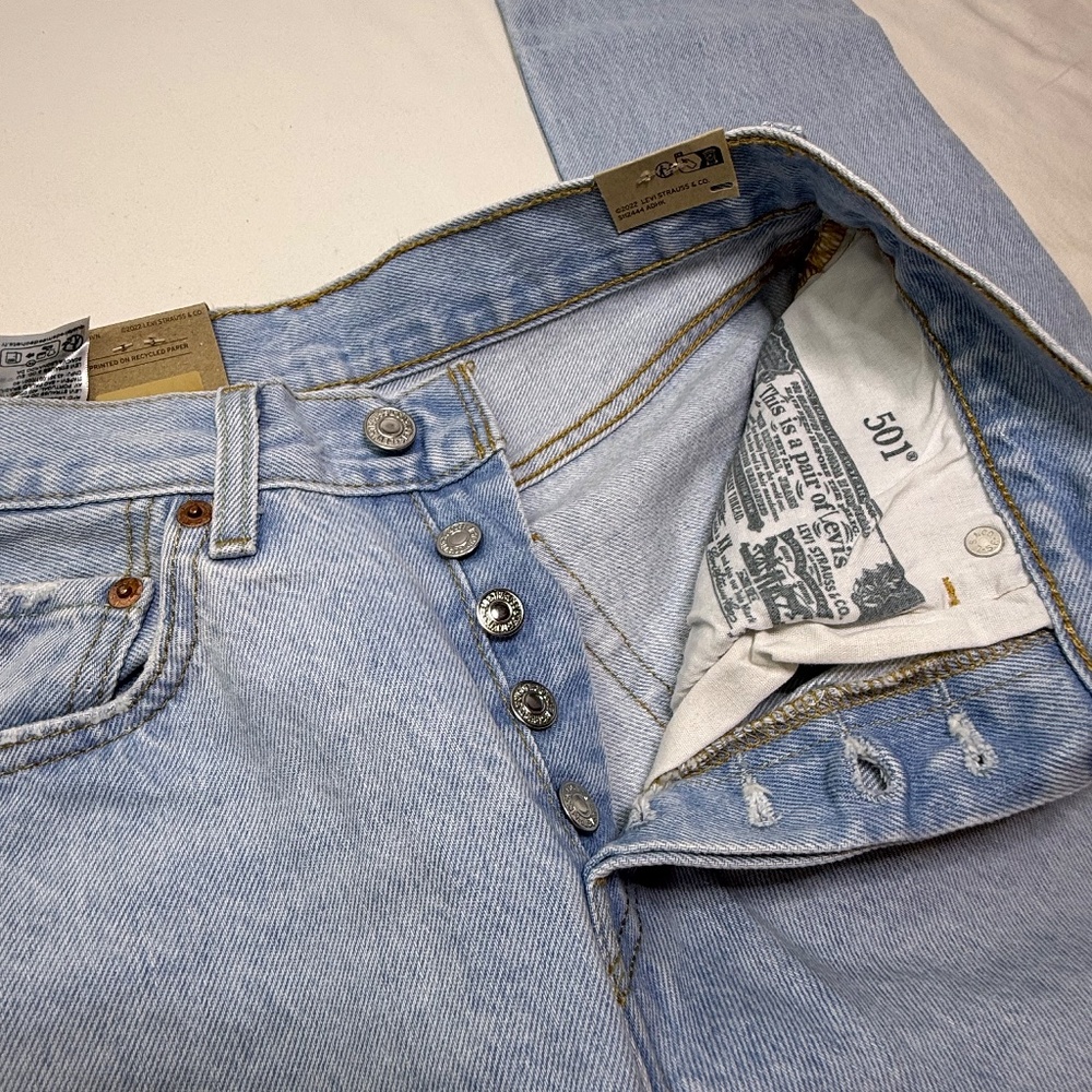 Levi's 501 Original Fit Jeans NWT  in a light wash size 26x28 - Picture 3 of 9